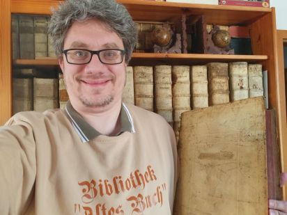 Tassilo in seiner Bibliothek
